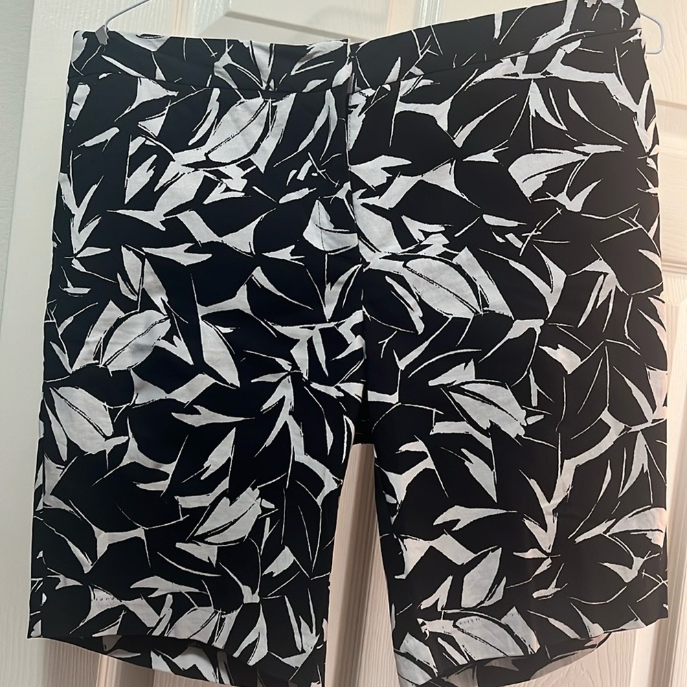 Mario Serrano Women’s Fabric Shorts with Stretch - Picture 2 of 7